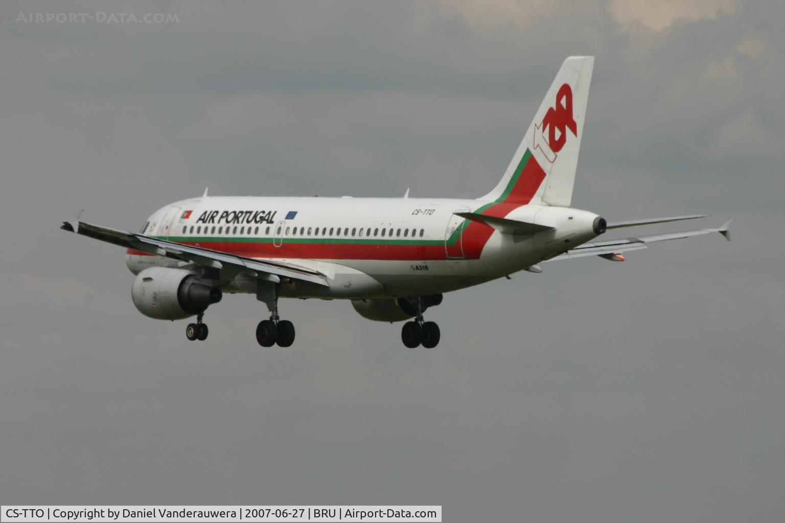 CS-TTO, 1999 Airbus A319-111 C/N 1127, shortly before landing on rwy 25L