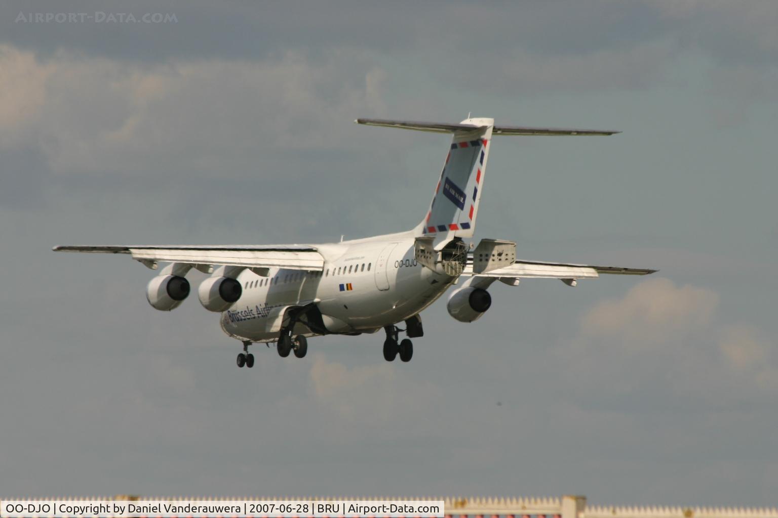 OO-DJO, 1995 British Aerospace Avro 146-RJ85 C/N E.2279, shortly before landing on rwy 25L