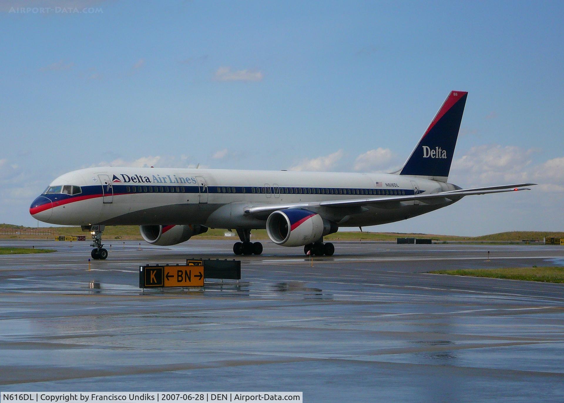 N616DL, 1986 Boeing 757-232 C/N 22823, Taxiing on Bravo November westbound crossing VSR.