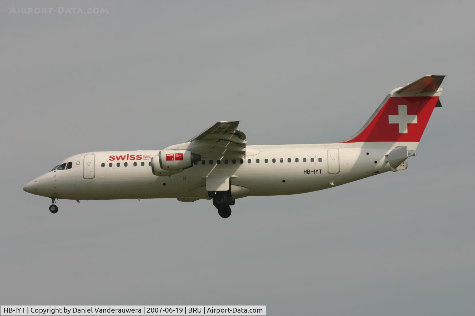 HB-IYT, 2000 British Aerospace Avro 146-RJ100 C/N E3380, flight LX778 is descending to rwy 25L