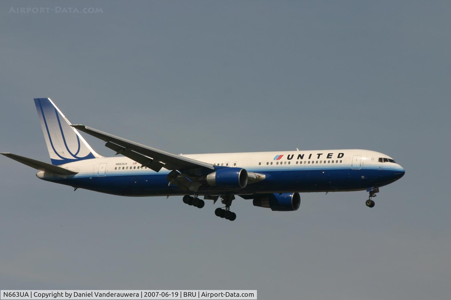 N663UA, 1993 Boeing 767-322 C/N 27160, arrival of flight CO060 to rwy 02