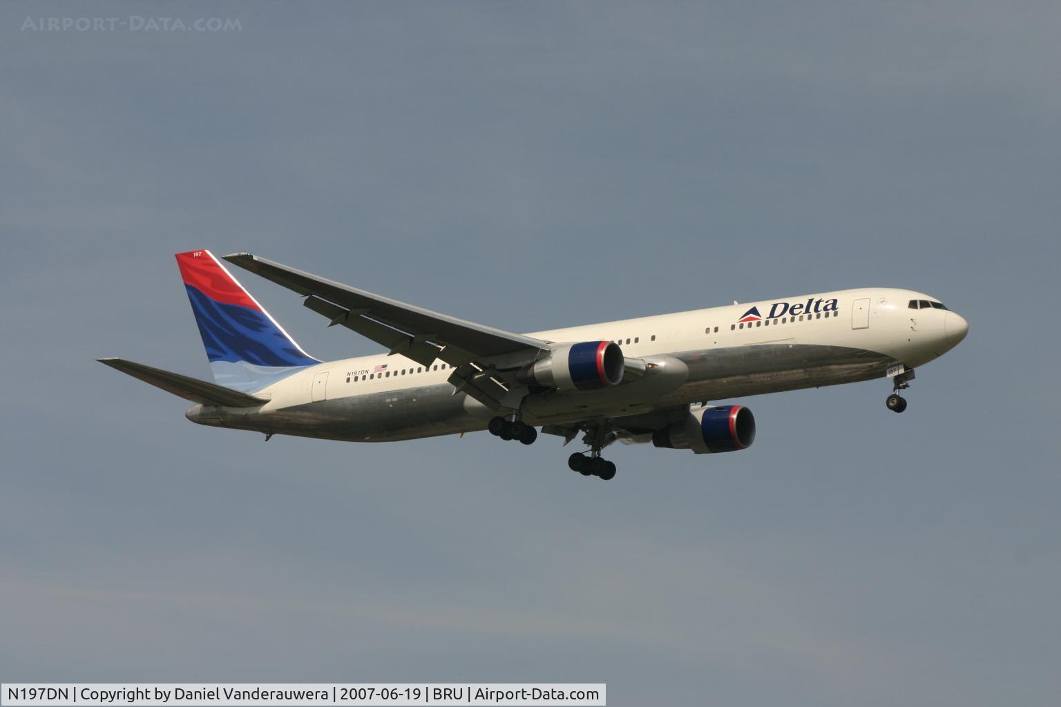 N197DN, 1997 Boeing 767-332 C/N 28454, arrival of flight DL124 to rwy 02
