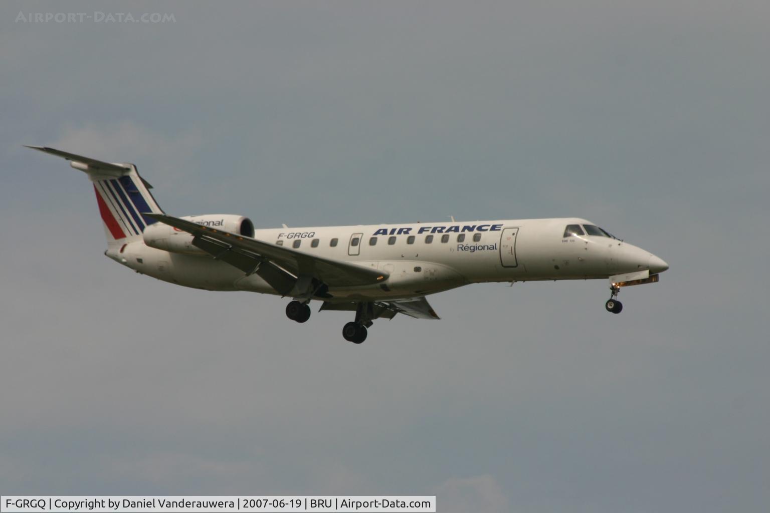F-GRGQ, 2000 Embraer ERJ-135ER (EMB-135ER) C/N 145233, descending to rwy 02
