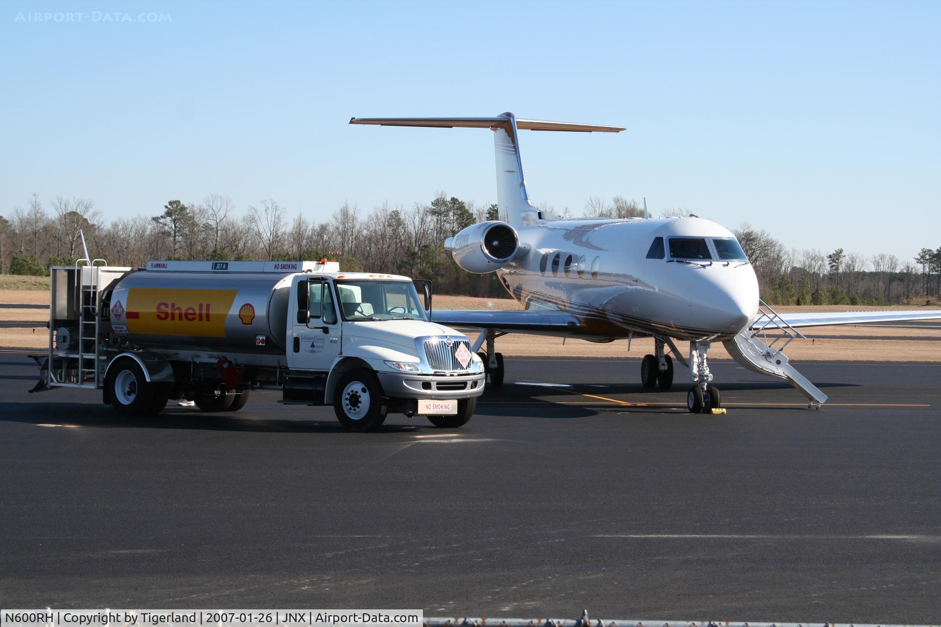 N600RH, 1998 Gulfstream Aerospace Gulfstream V C/N 558, Getting this little lady something to drink for the trip.