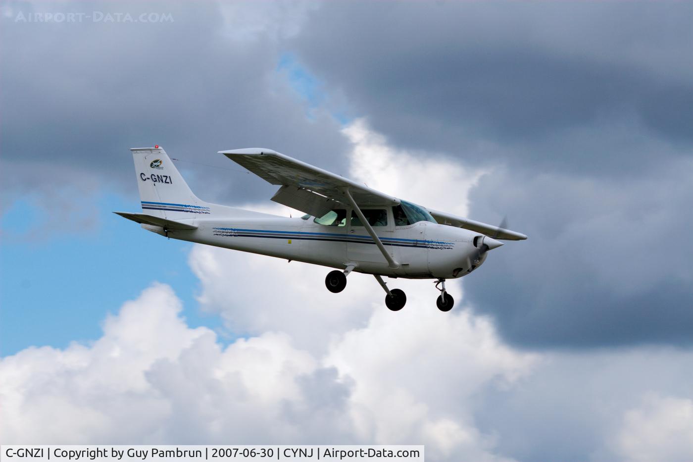 C-GNZI, 1975 Cessna 172M C/N 172-65351, On short final