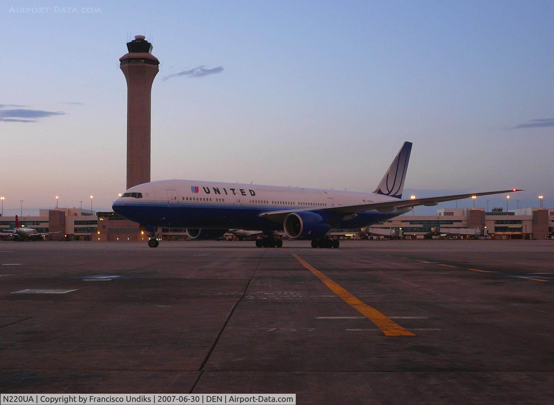 N220UA, 2001 Boeing 777-222 C/N 30223, Move to hanger.