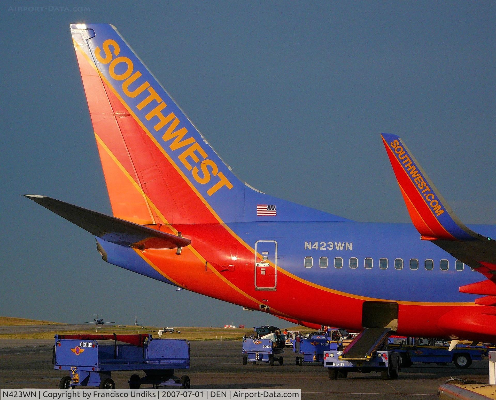 N423WN, 2002 Boeing 737-7H4 C/N 29827, Southwest waiting to be loaded.