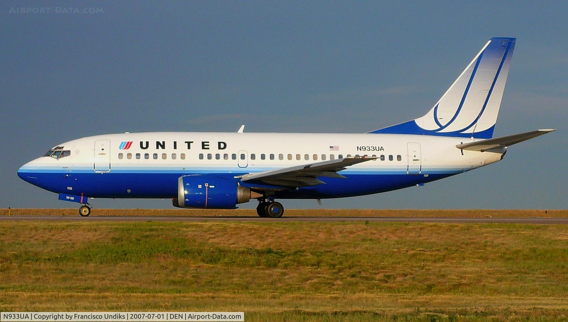 N933UA, 1992 Boeing 737-522 C/N 26659, Taxiing to hanger.