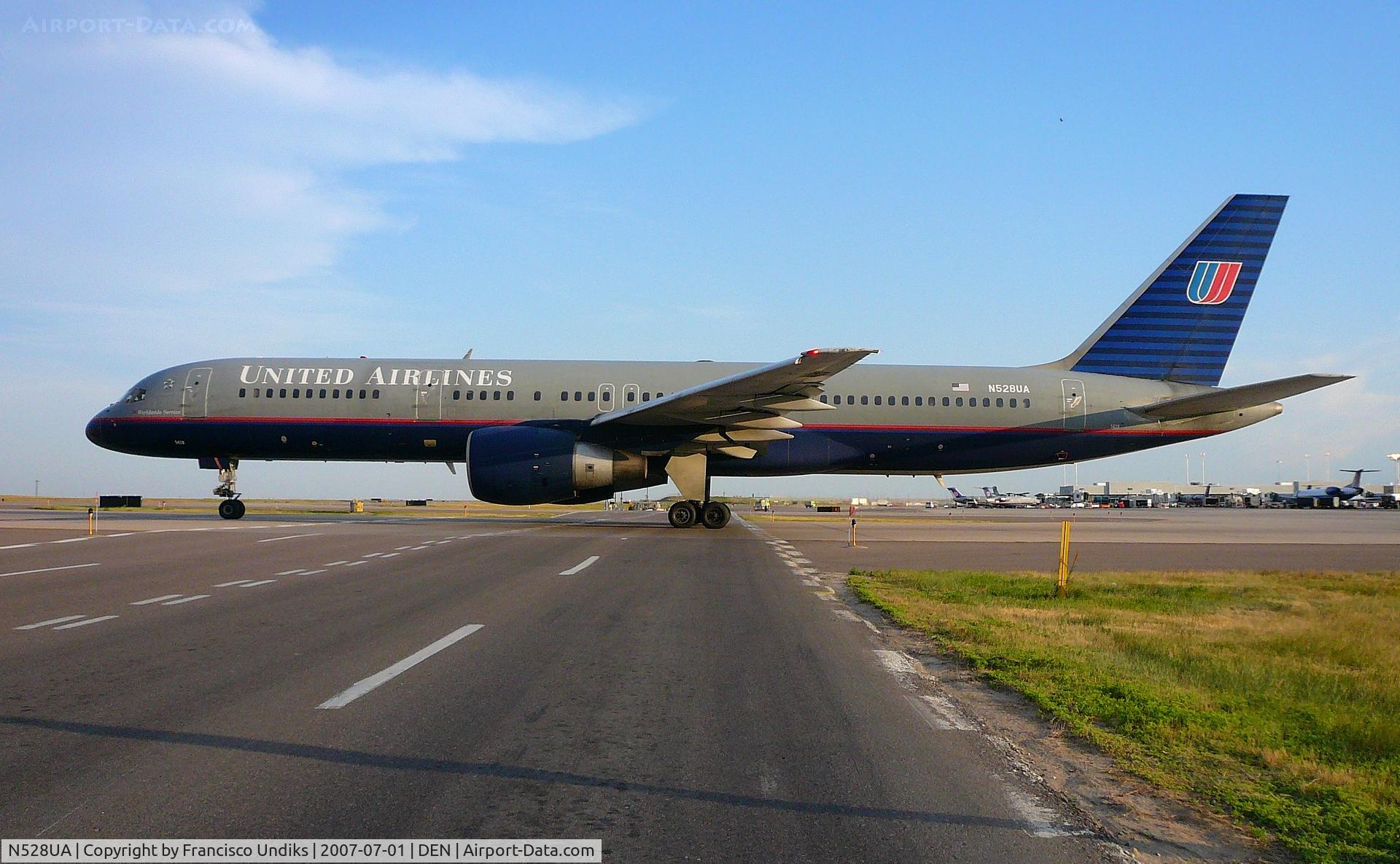 N528UA, 1991 Boeing 757-222 C/N 25018, United Airlines 757 taxiing on Charlie Sierra crossing VSR.