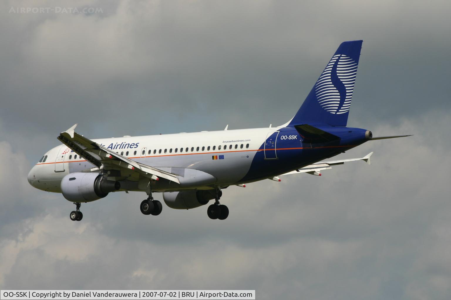 OO-SSK, 2000 Airbus A319-112 C/N 1336, shortly before landing on rwy 25L