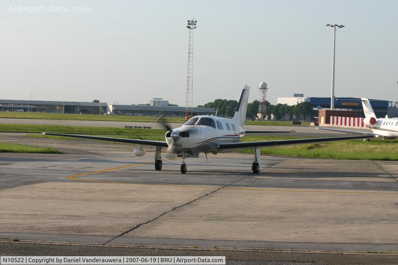 N10522, 2006 Piper PA-46-350P Malibu Mirage C/N 4636398, arrival on ABELAG apron at the end of the day