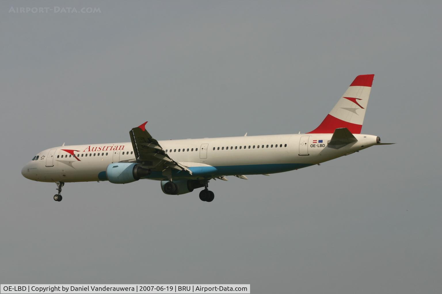 OE-LBD, 1998 Airbus A321-211 C/N 920, flight OS351 is descending to rwy 25L