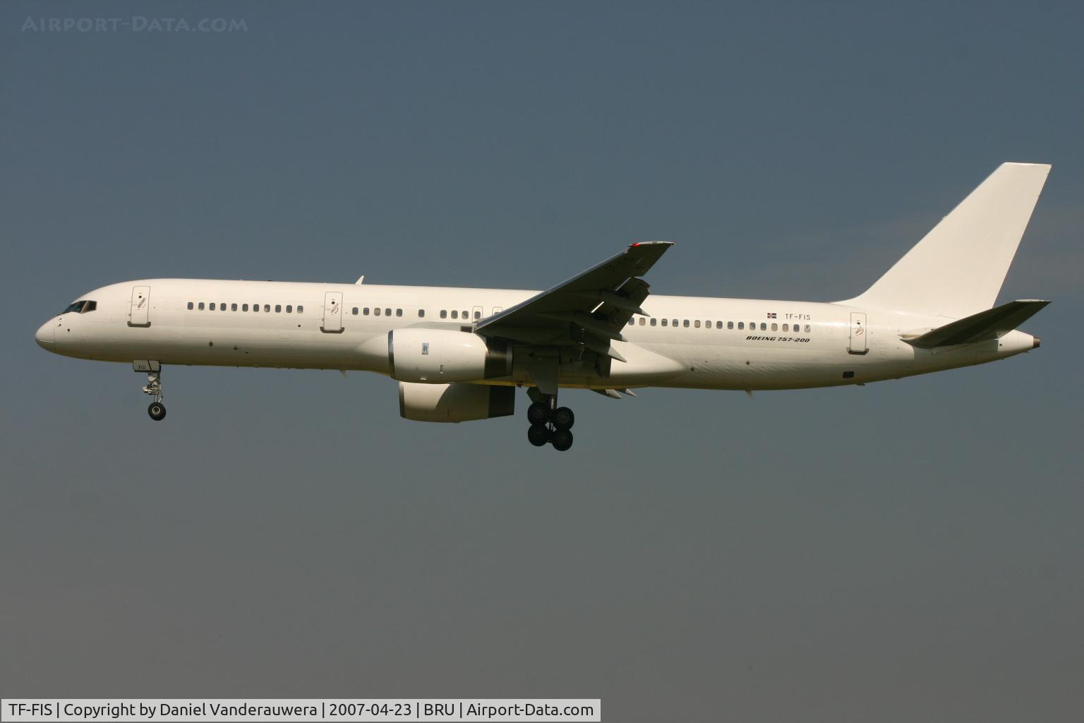 TF-FIS, 1994 Boeing 757-256 C/N 26245, flight  FI 830  is descending to rwy 25L
