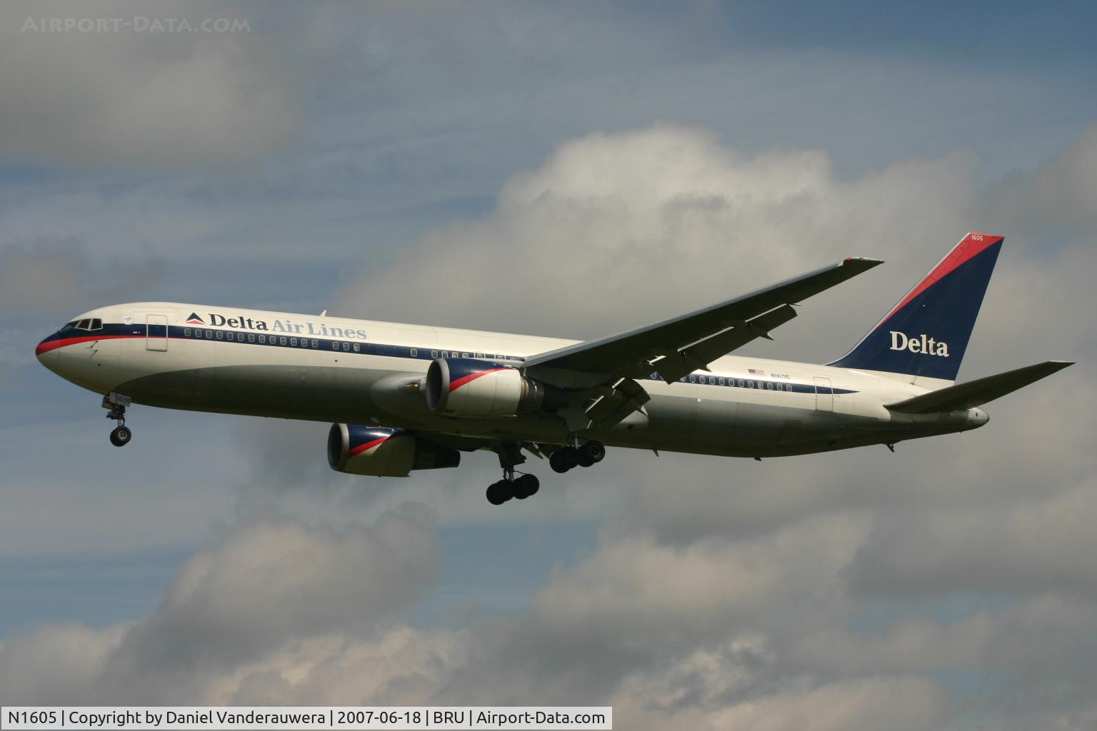 N1605, 1999 Boeing 767-332 C/N 30198, arrival of flight DL140 to rwy 25L