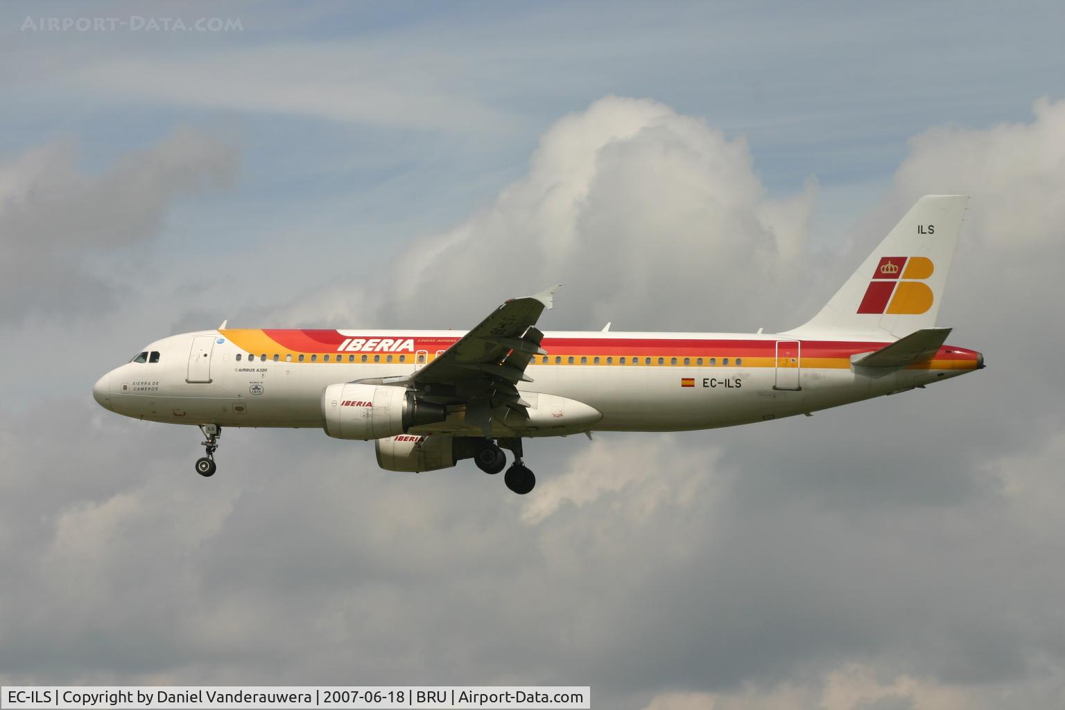 EC-ILS, 2002 Airbus A320-214 C/N 1809, arrival of flight IB4220 on rwy 25L