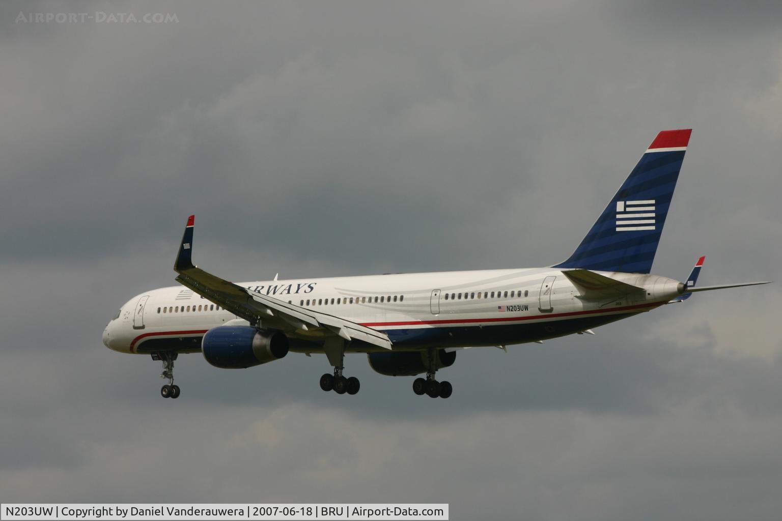 N203UW, 2000 Boeing 757-23N C/N 30548, flight US750 is descending to rwy 25L