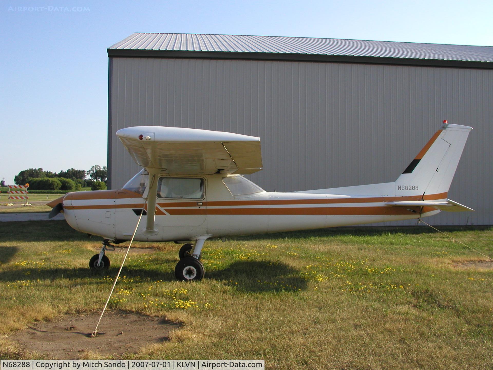 N68288, 1978 Cessna 152 C/N 15282230, Tied down at Airlake.