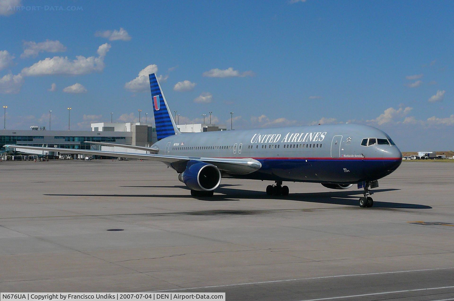 N676UA, 2001 Boeing 767-322 C/N 30028, Just pushed from B39.