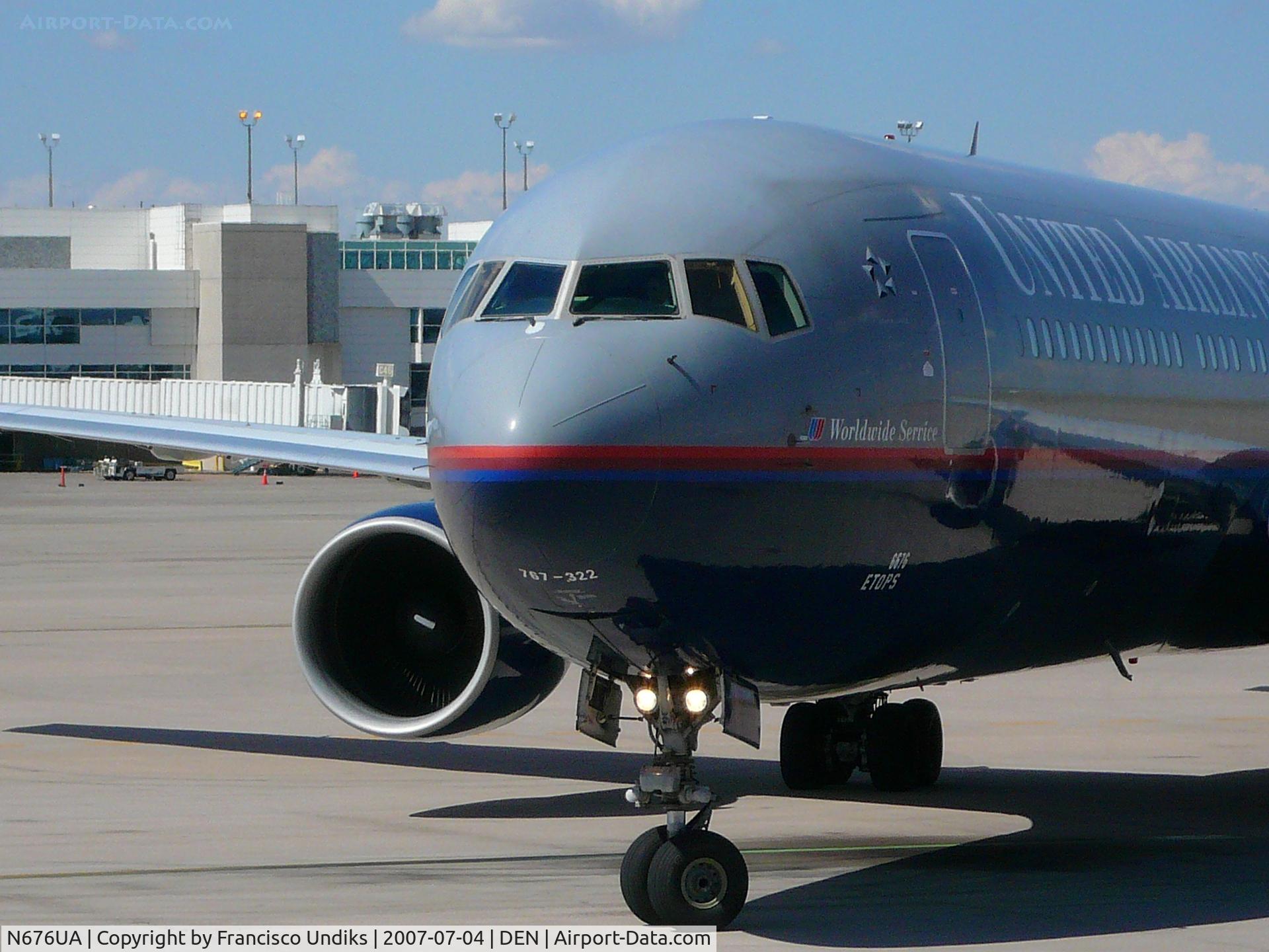 N676UA, 2001 Boeing 767-322 C/N 30028, Turning to taxi on Bravo November.