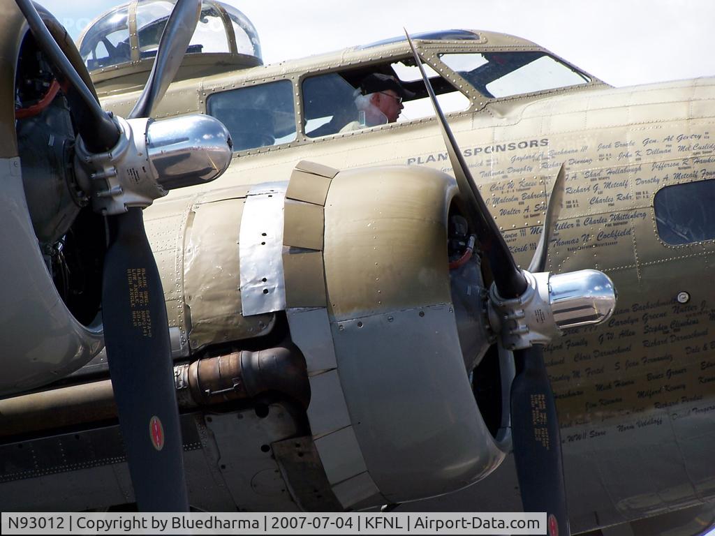 N93012, 1944 Boeing B-17G-30-BO Flying Fortress C/N 32264, Engine Detail