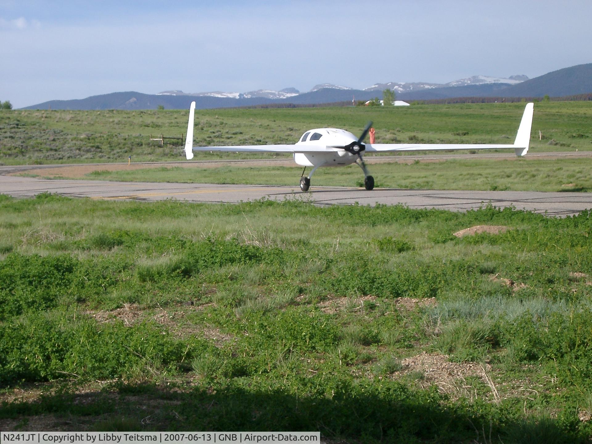 N241JT, 2006 Velocity Velocity Elite FG C/N 001, Taxi to the runway.