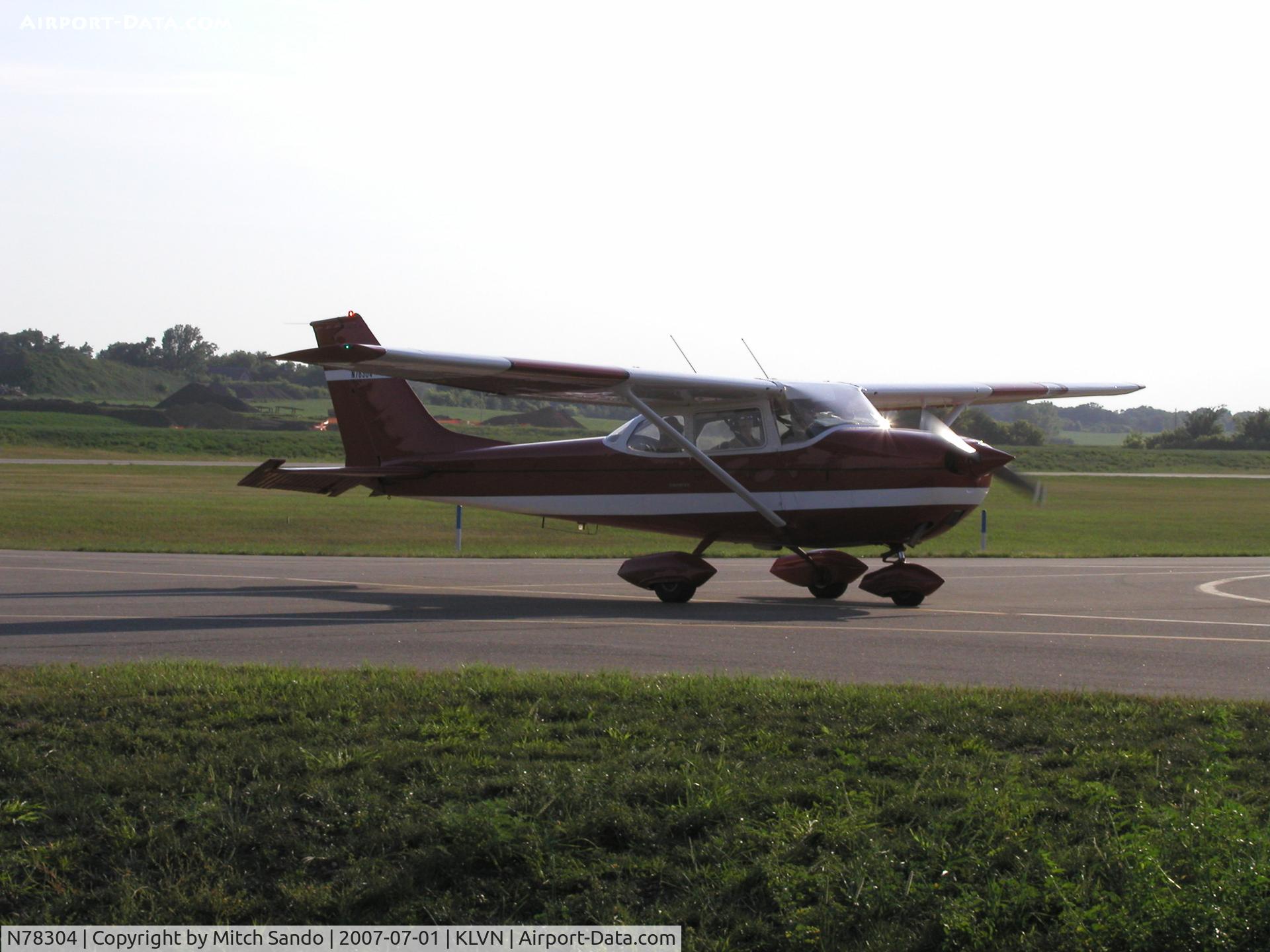 N78304, 1968 Cessna 172K Skyhawk C/N 17257561, Clear of the active at Airlake.