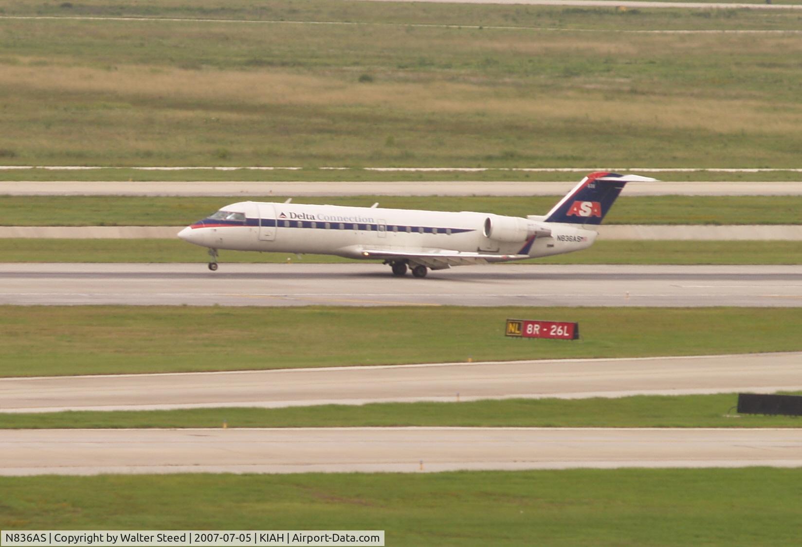 N836AS, 1998 Bombardier CRJ-200ER (CL-600-2B19) C/N 7263, Landing RW27