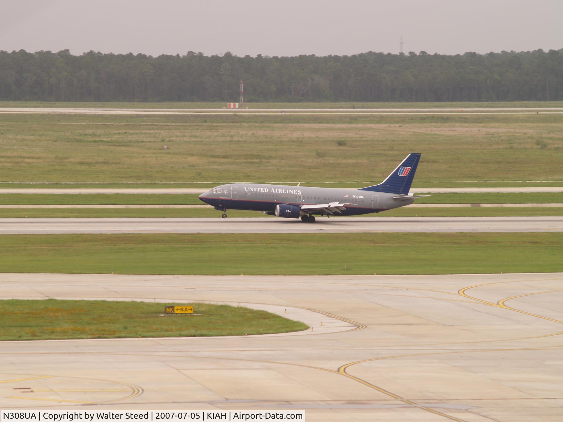 N308UA, 1987 Boeing 737-322 C/N 23669, Touchdown RW 26L