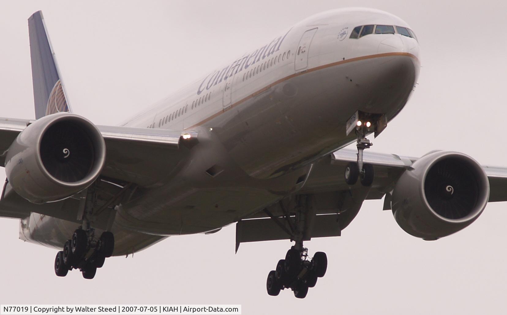 N77019, 2007 Boeing 777-224 C/N 35547, Final RW 27