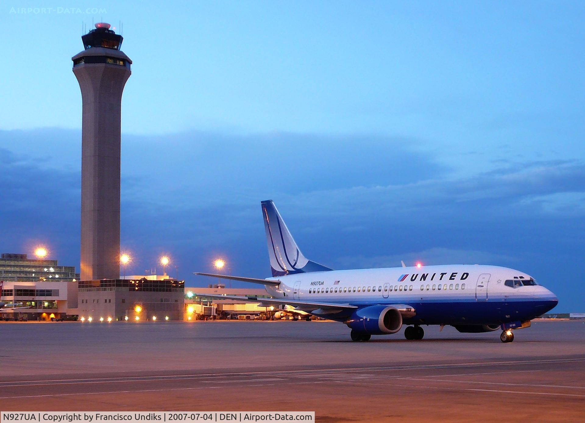 N927UA, 1992 Boeing 737-522 C/N 26649, United Airlines 737 waiting for clearance for taxi.