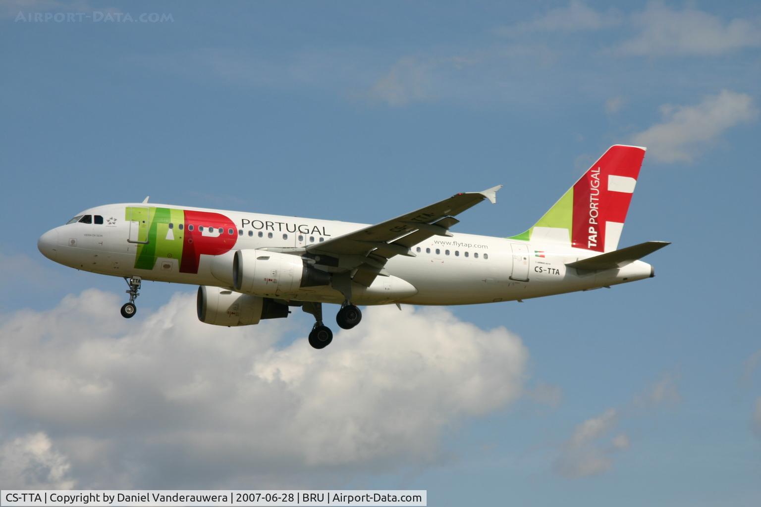 CS-TTA, 1997 Airbus A319-111 C/N 750, flight TP604 is descending to rwy 25L
