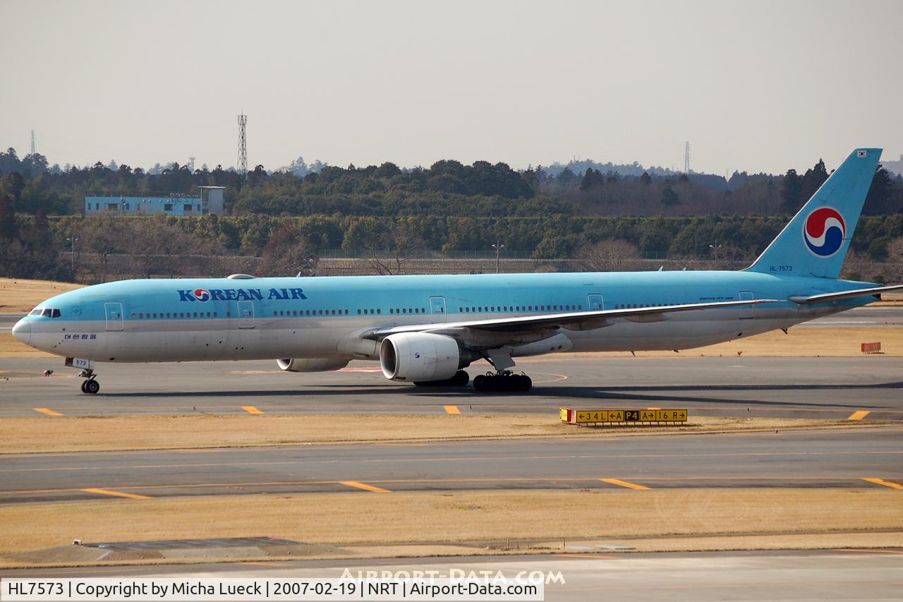 HL7573, 2000 Boeing 777-3B5 C/N 27952, Taxiing to the gate