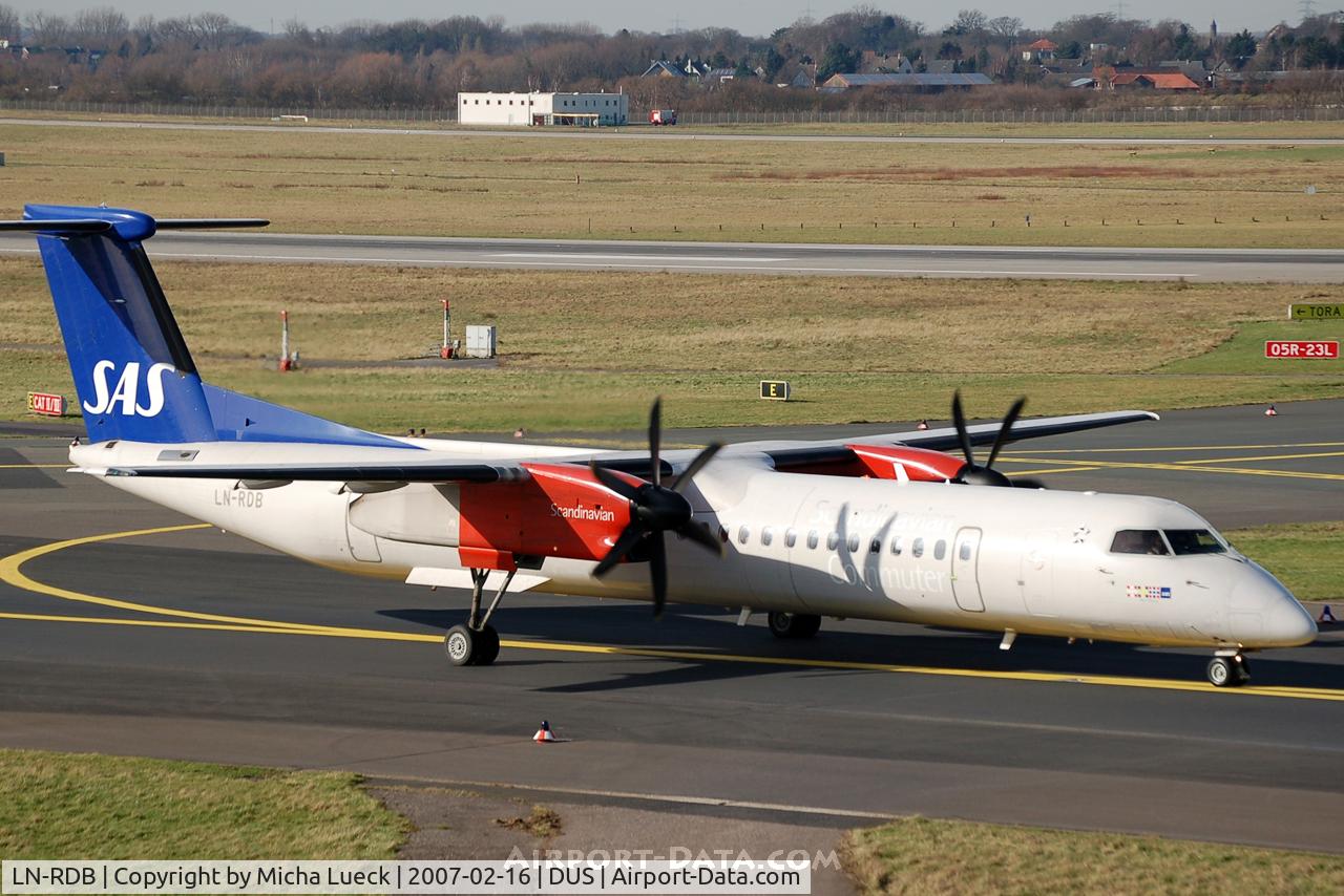 LN-RDB, 2000 De Havilland Canada DHC-8-402Q Dash 8 C/N 4018, Taxiing to the runway
