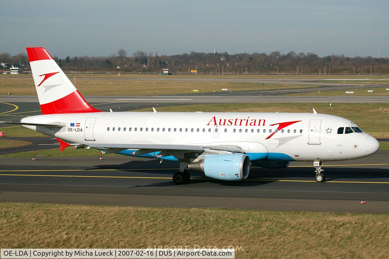 OE-LDA, 2004 Airbus A319-112 C/N 2131, Taxiing to the runway
