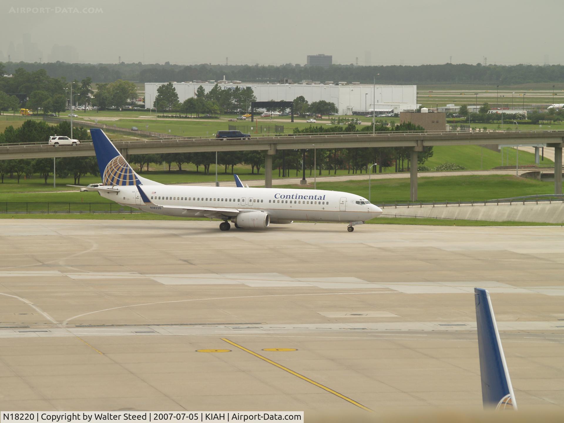 N18220, 1998 Boeing 737-824 C/N 28929, Taxi Bush Intercontinental