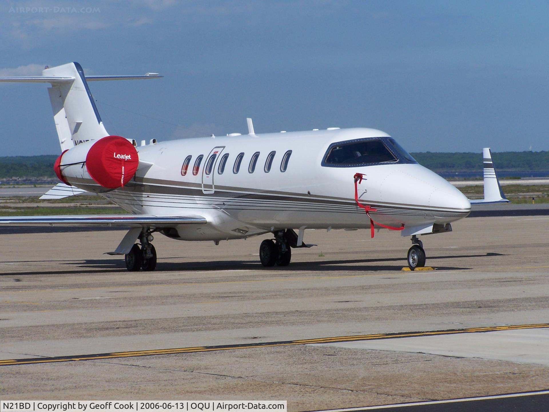 N21BD, Cessna 401B C/N 401B0014, Learjet N21BD poses in the sun at Quonset Point, Rhode Island