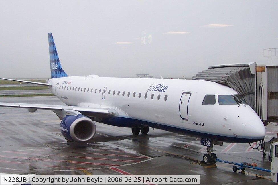 N228JB, 2006 Embraer 190AR (ERJ-190-100IGW) C/N 19000030, Loading at Dulles IAD
