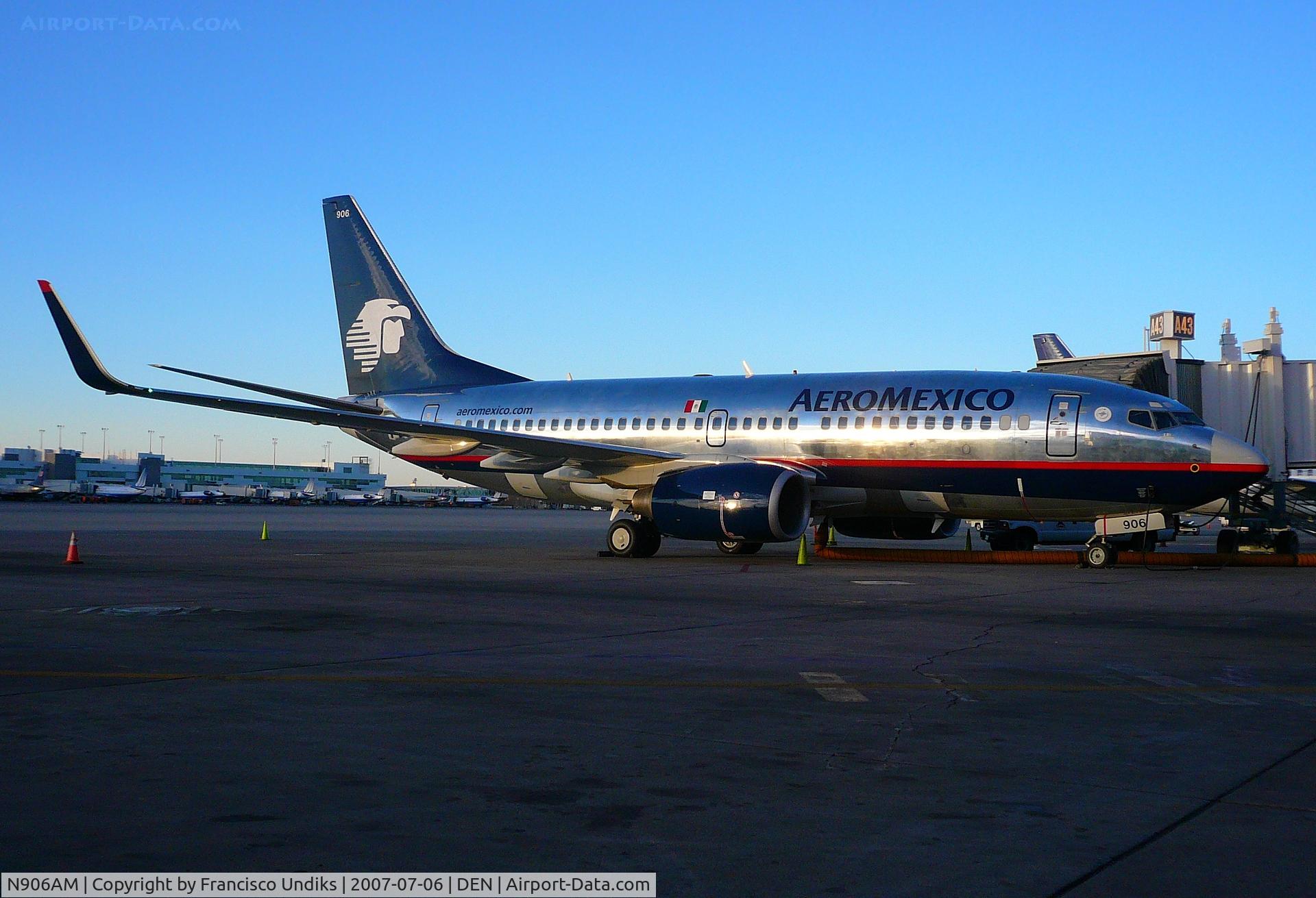 N906AM, 2004 Boeing 737-752 C/N 29356, Aero Mexico overnighting on A43.