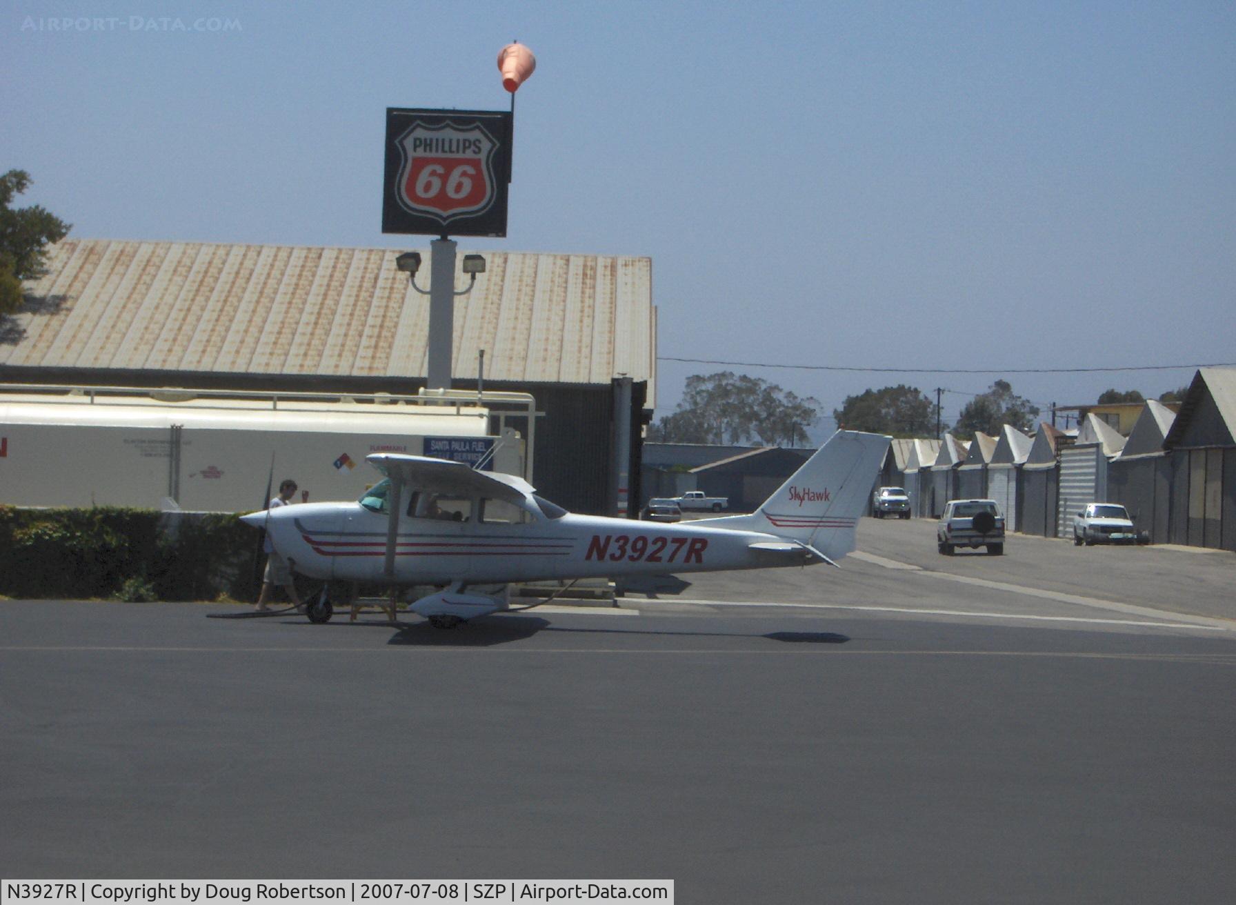 N3927R, 1966 Cessna 172H C/N 17255427, 1966 Cessna 172H, Continental O-300 145 Hp, refueling