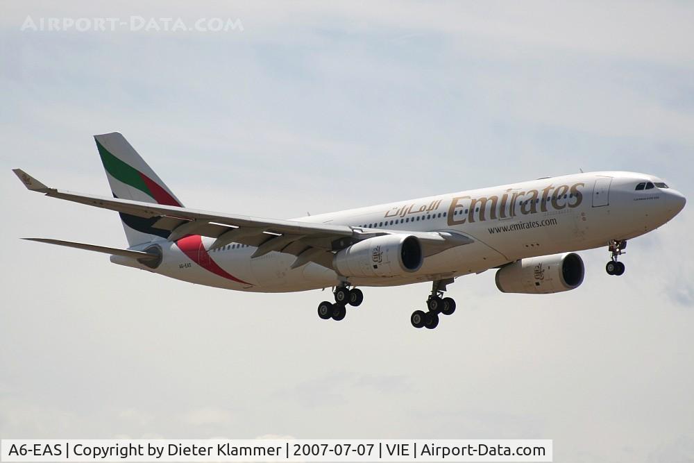 A6-EAS, 2003 Airbus A330-243 C/N 455, Emirates A330 on final rwy 34
