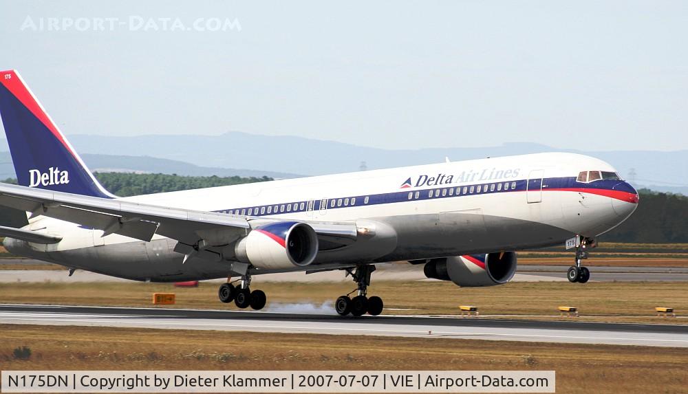 N175DN, 1990 Boeing 767-332 C/N 24803, Delta Boeing 767 touch down RWY 34