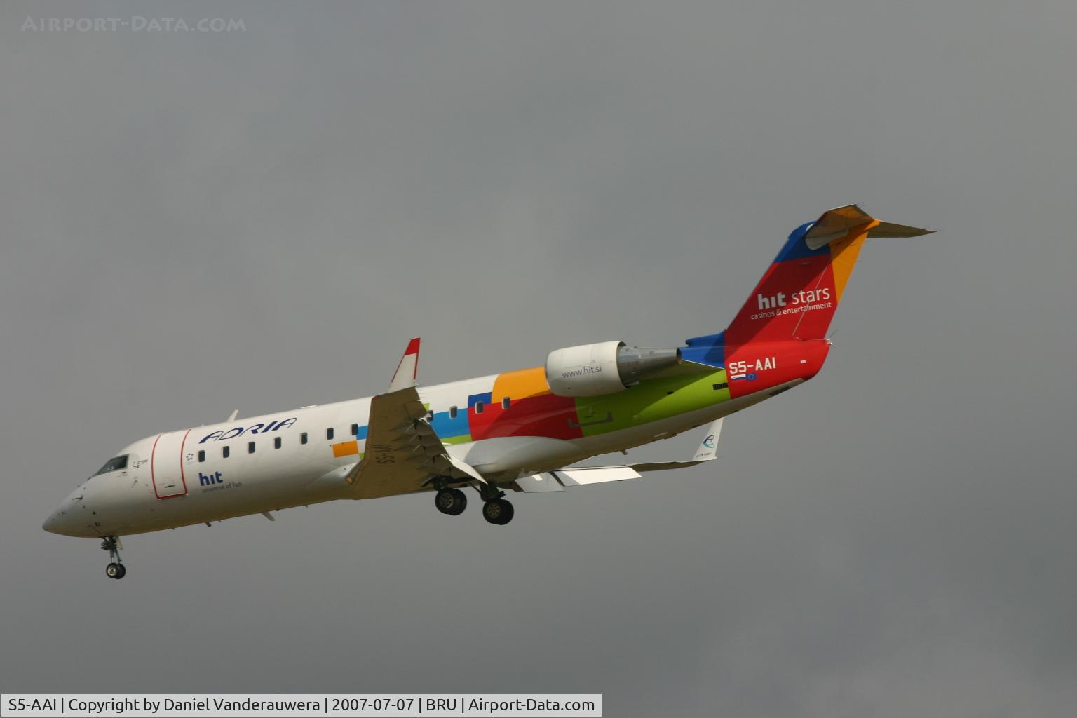 S5-AAI, 1998 Canadair CRJ-200LR (CL-600-2B19) C/N 7248, flight  JP376 is descending to rwy 25L