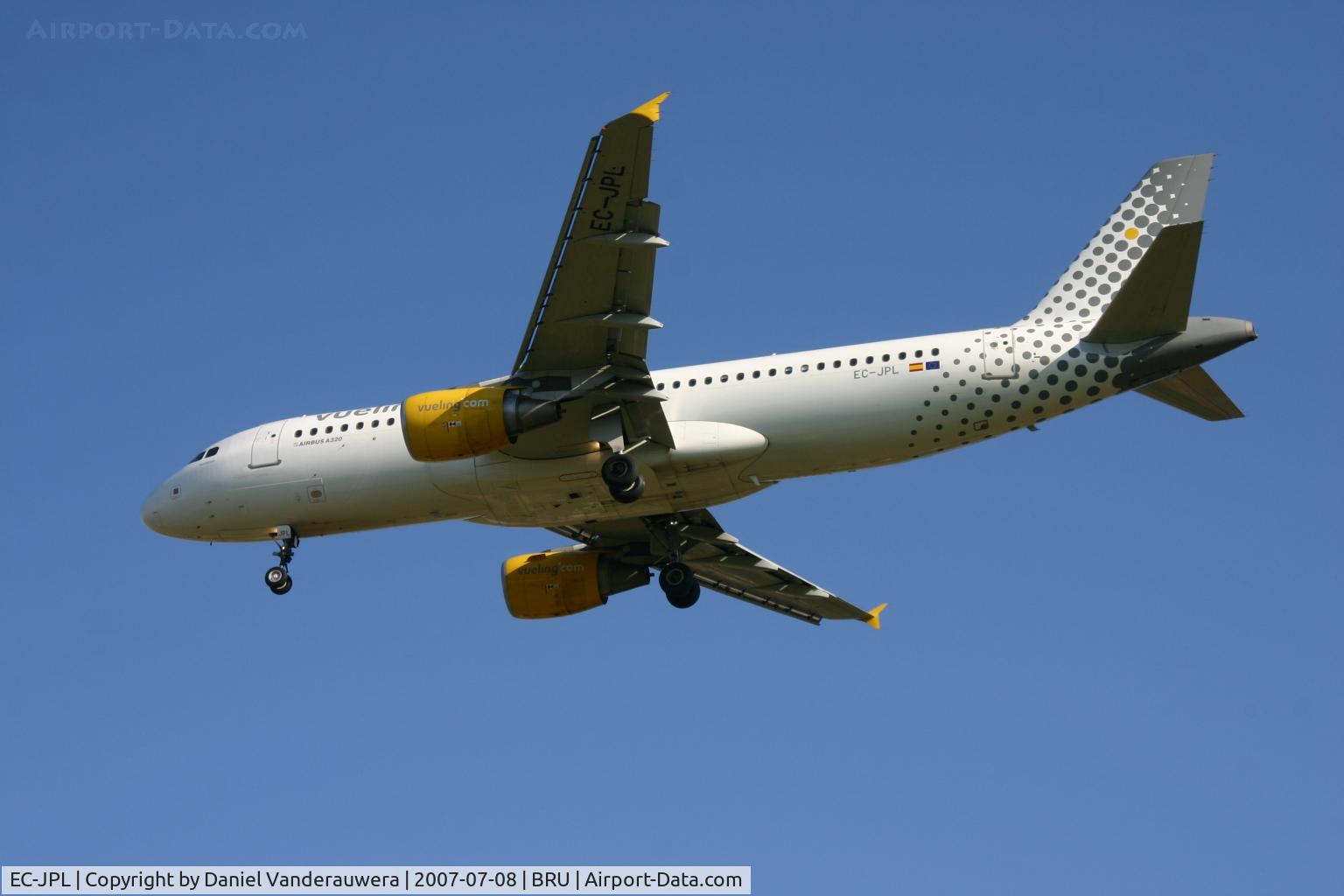 EC-JPL, 2006 Airbus A320-214 C/N 2678, flight  VY5210 is descending to rwy 25R