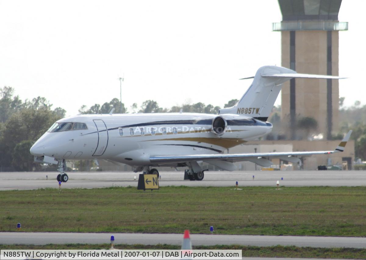 N885TW, 2004 Bombardier Challenger 300 (BD-100-1A10) C/N 20037, BD-100
