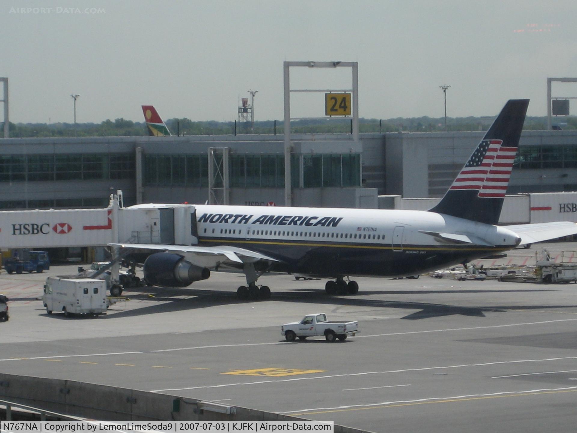 N767NA, 1996 Boeing 767-324 C/N 27569, On the Air Train going around JKF.