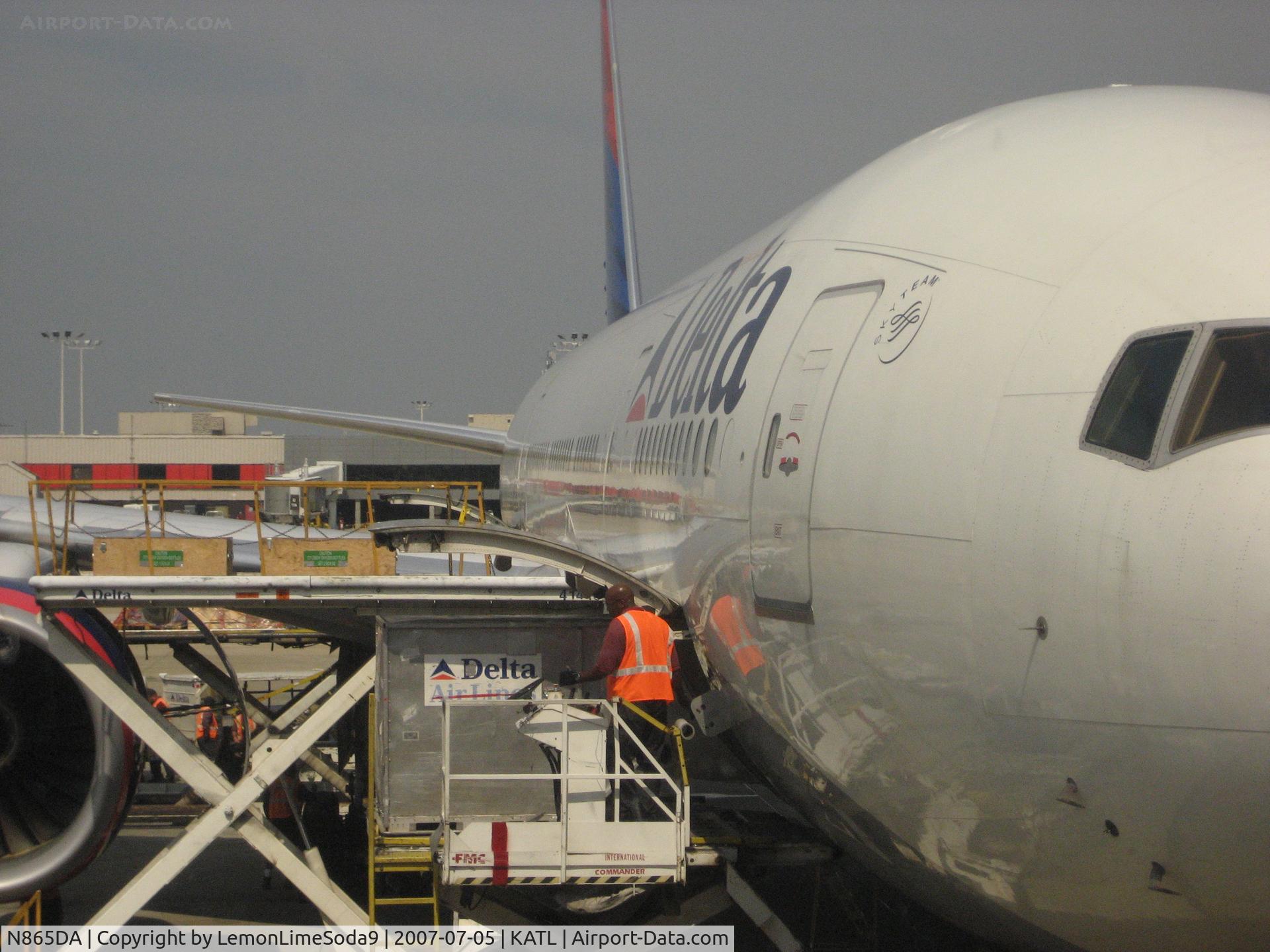 N865DA, 1999 Boeing 777-232 C/N 29737, This was taken just after landing at KATL