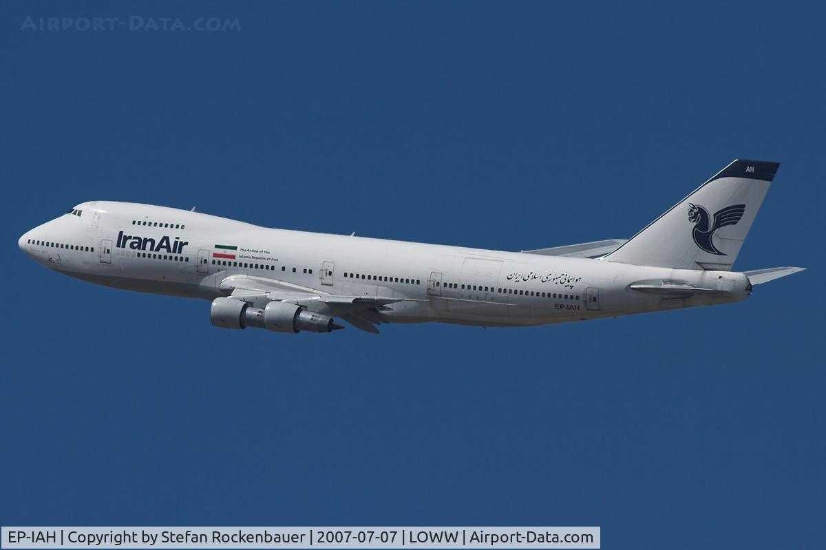 EP-IAH, 1976 Boeing 747-286M C/N 21218, Classic Jumbo banking hard.