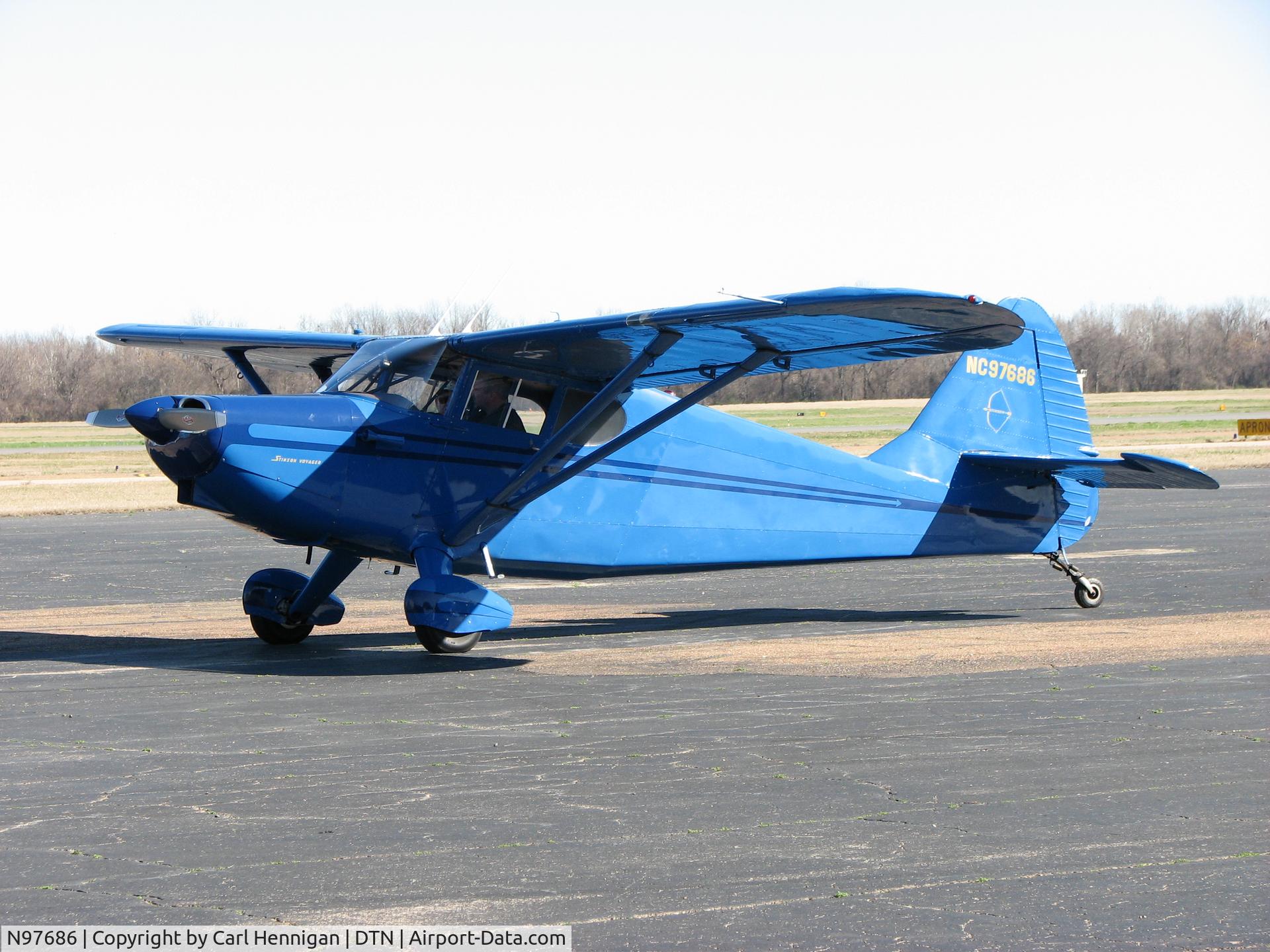 N97686, 1946 Stinson 108 Voyager C/N 108-686, Downtown airport ramp