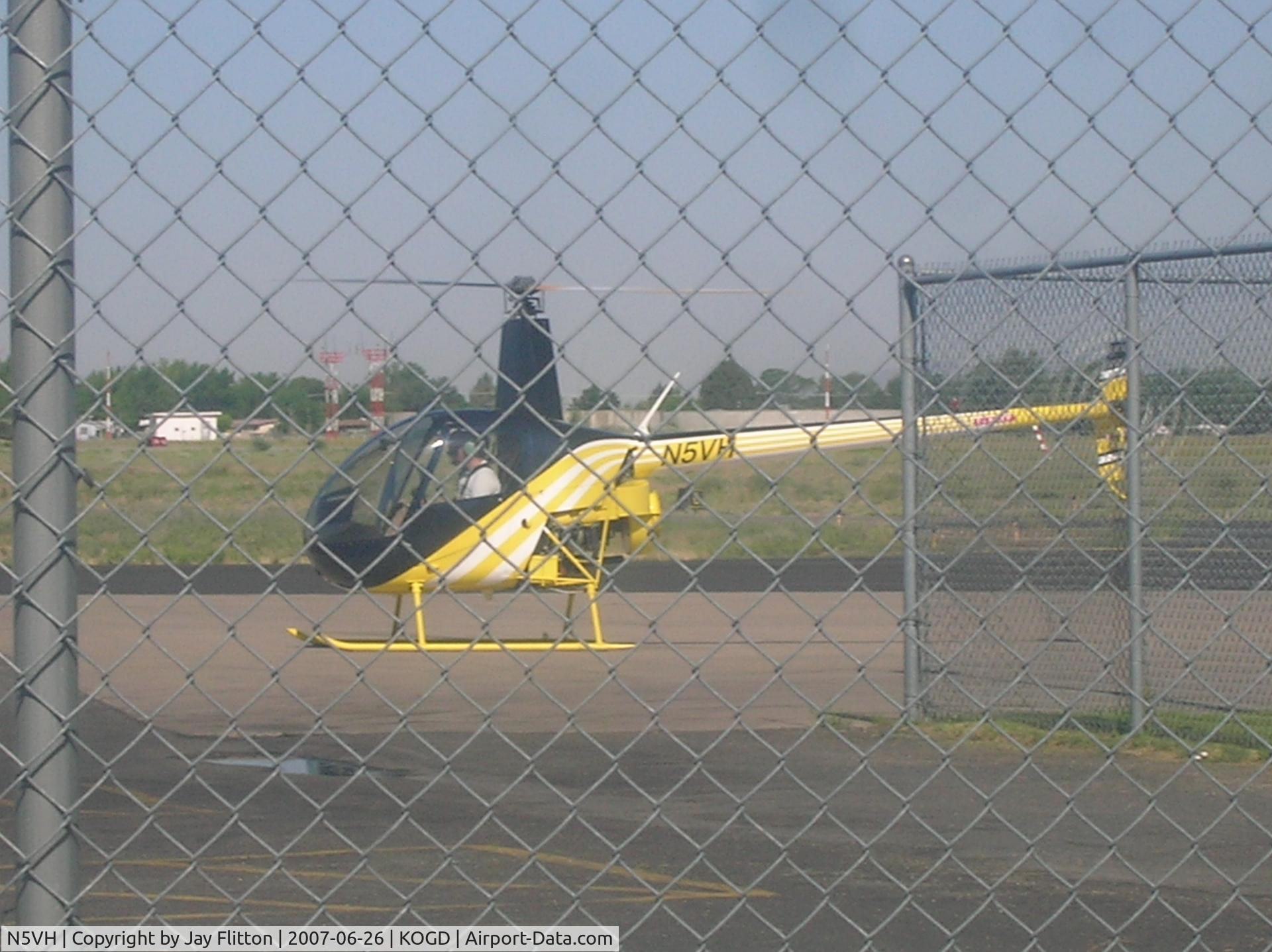 N5VH, 2004 Robinson R22 C/N 3678, Through the fence as they were departing.