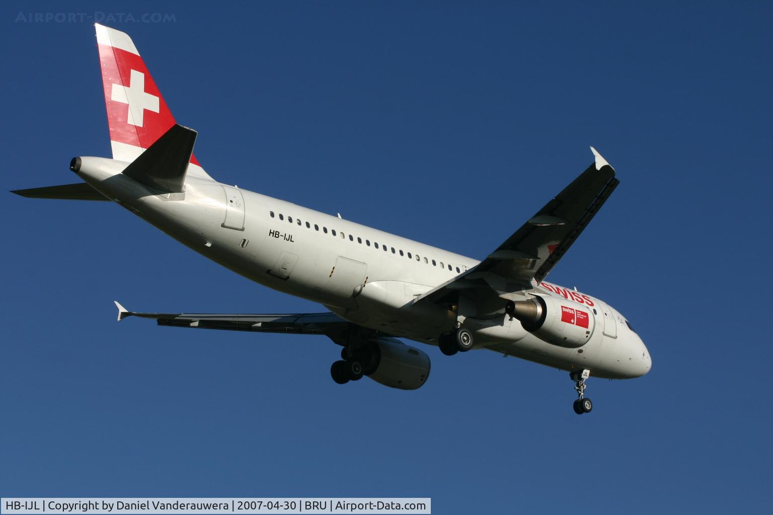 HB-IJL, 1996 Airbus A320-214 C/N 603, flight LX786 is descending to rwy 02